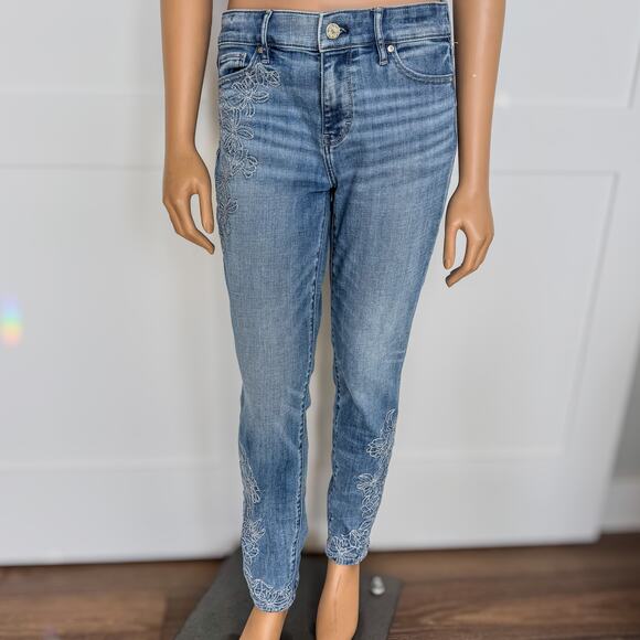 White House Black Market, Mid-Rise Soft Embroidered Girlfriend Jeans, Women's 0 - Picture 1 of 12